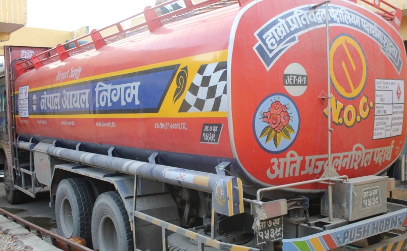 सौदागरले दैनिक हजारौ लिटर चोरीको इन्धन खरिद गर्ने गरेको खुृलासा